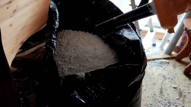 задувка пенопластовой крошки маленькой воздуходувкой за 800 рублей