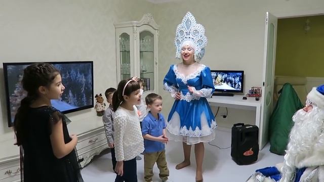 Дед мороз и Снегурочка зашли в гости 2016 / Дед Мороз раздает подарки