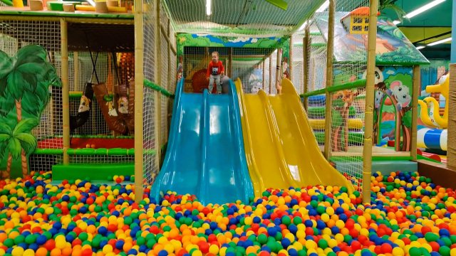 Прыгаем на надувном батуте и скатываемся с горки на детской площадке