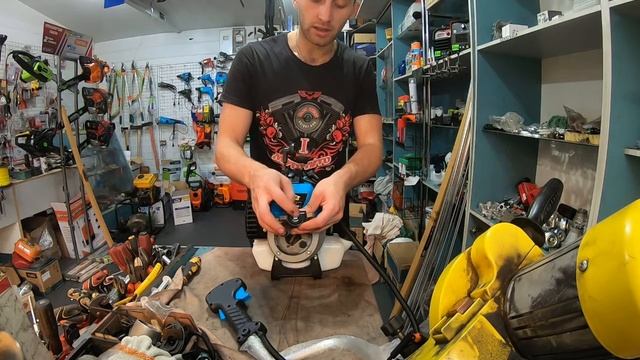 БЬЕТ В РУЧКУ СТАРТЕРА Ранее зажигание БЕНЗОКОСА РемПрост