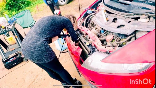 Марина ремонтирует радиатор на Хонде