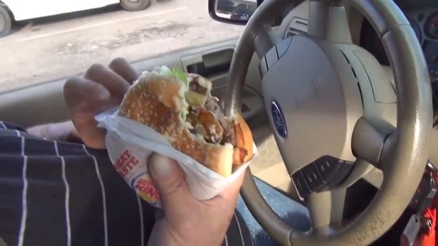 Злой дед пробует острый бургер