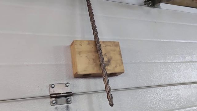 Обрыв троса на гаражных секционных воротах