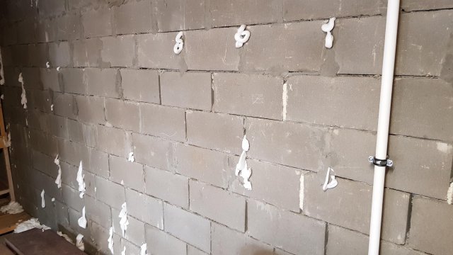 Утепление стен из пустотелых кермазитобетонных блоков облицованных кирпичем заливным утеплителем.