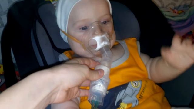 Сыночек дышит в ингалятор)