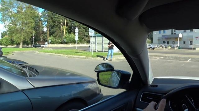 Заезд в гараж задним ходом. Заезд в гараж под углом 45 градусов. Парковка между машин.