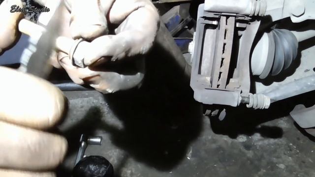 Замена передних тормозных колодок Renault Sandero