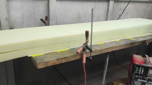 режем поролон ровно.