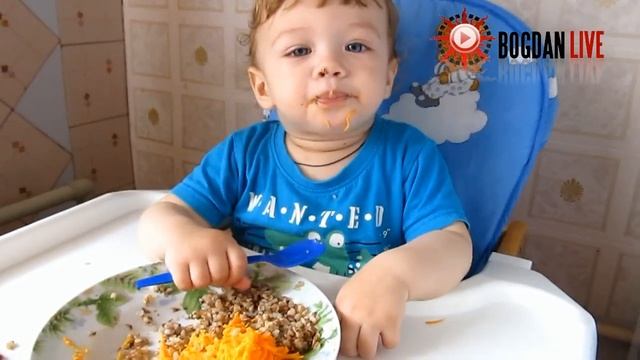 Ребенок ест кашу сам в 11 месяцев - как научить ребенка кушать с ложки самостоятельно