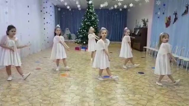 "Новогодний танец", Исполняют: Девочки подготовительной группы