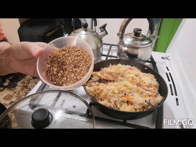 КВАШЕНАЯ КАПУСТА, ТУШЕННАЯ С СОСИСКАМИ / ВЫПЕЧКА ПО графику