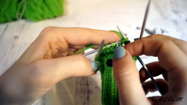 Комбинезон для малыша спицами. Описание вязания