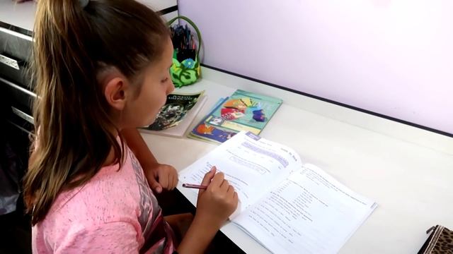 Мама поставила Ирочку в УГОЛ