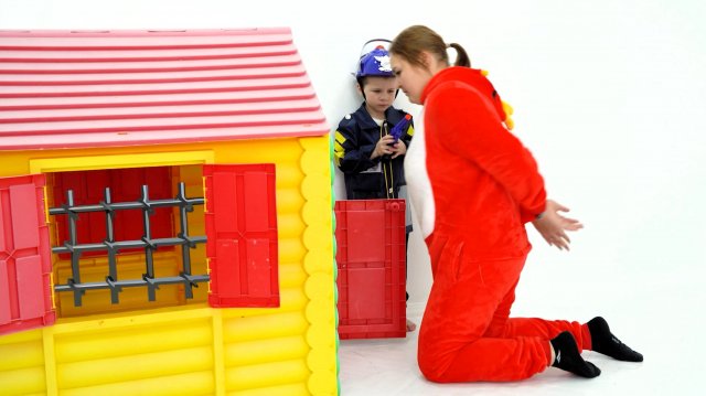 Ребенок продает мороженое и тут появился вор