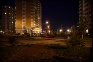 Детская площадка ночью в Граде Московском