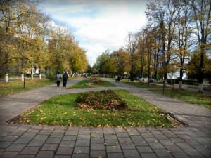 Благоустроенный осенний бульвар города Московский