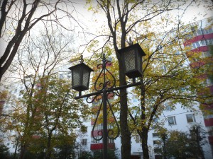 Фонарь на бульваре города Московский
