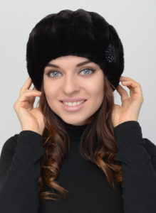 Как носить меховой берет?