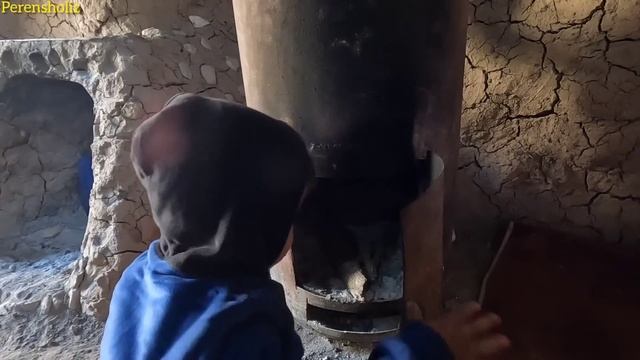 Masoumeh's confession of love to Saleh, the excitement of love in the hut