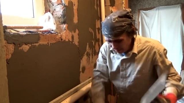 Выравнивание стен плиточным клеем.