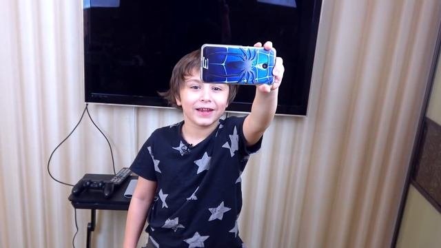 Аминка очень РАССТРОИЛАСЬ! Камиль НЕ ХОЧЕТ ДЕЛИТЬСЯ Подарком! Видео для детей kids children