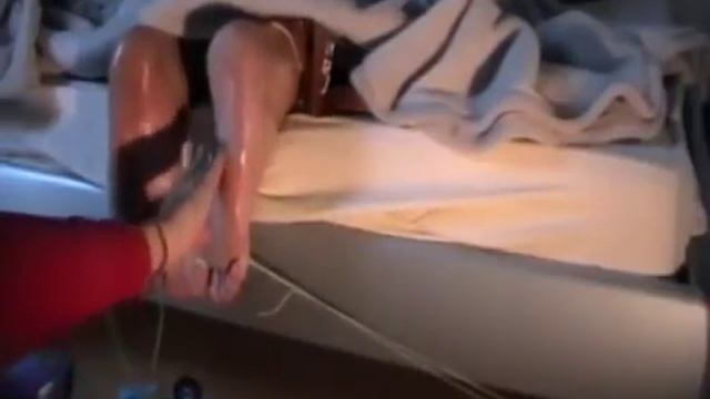 Щекотка связанных пяток на кровати.