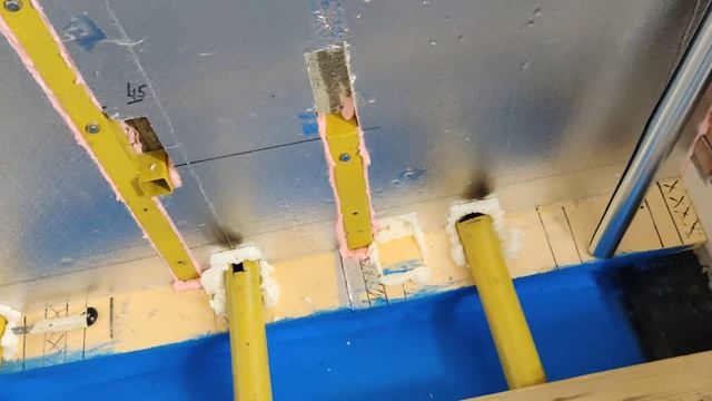 Закладные для парящего полка, лаги из труб для проливного пола в бане