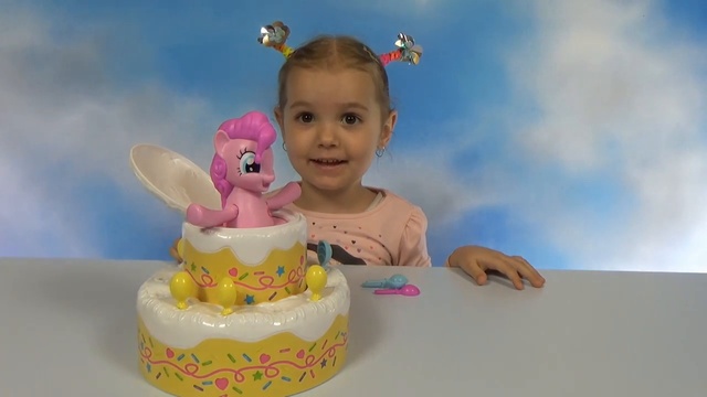Пинки Пай в торте играем в игру с шариками Poppin's Pinkie Pie unboxing and play