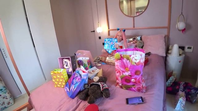 РАСПАКОВКА ПОДАРКОВ С ФАН ВСТРЕЧИ! ЧТО ПОДАРИЛИ МИЛАНЕ??? открываем вместе с вами