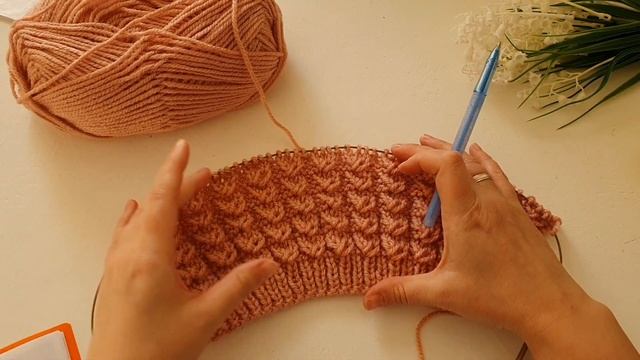 Шапочка на двух спицах для новорожденного узором гусиные лапки.