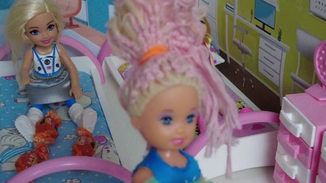 КАК ПРОНЕСТИ СЛАДОСТИ В БОЛЬНИЦУ ДЕВОЧКАМ КАТЯ И МАКС ВЕСЕЛАЯ СЕМЕЙКА КУКЛЫ СЕРИАЛ.mp4