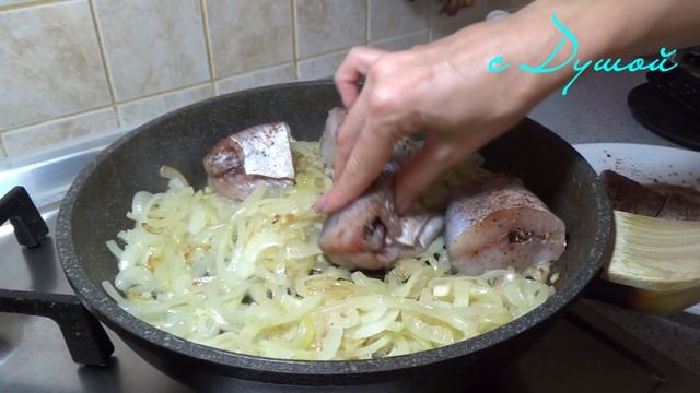 Сочный МИНТАЙ жареный на сковороде с карамелизированным луком | Рыба ТАЕТ во рту | Рецепт жарки рыб