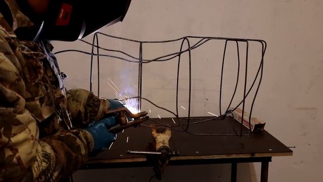 Новогодний светящийся гордый олень из проволоки по чертежам своими руками./ Wire deer.