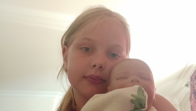 Данька распаковывает подарки