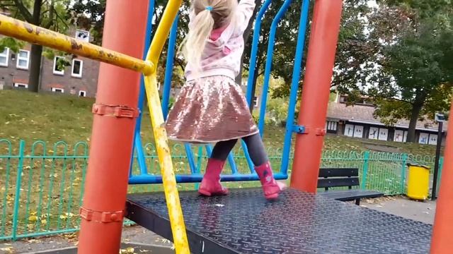 Эльвира и Райан Играют на детской Площадке и веселятся