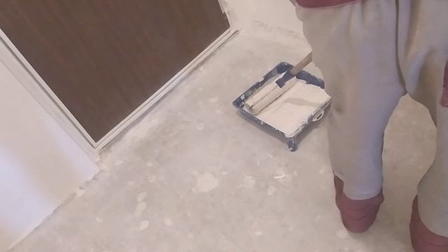 Как покрасить потолок водоэмульсионной краской без разводов валиком своими руками. Ремонт коридора ч