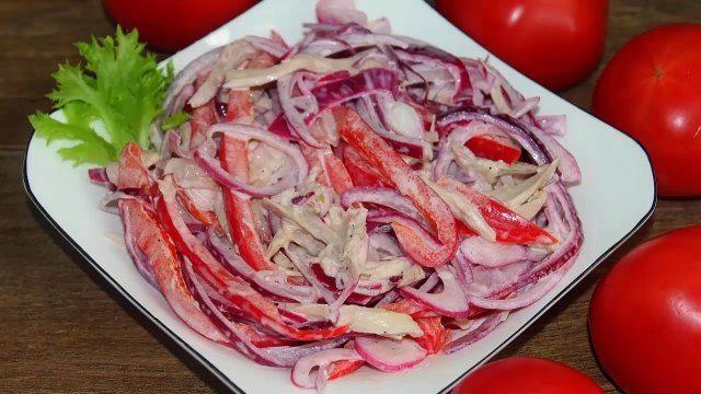 Готовлю аппетитный салат с мясом, маринованным луком и болгарским перцем. ЗАСТОЛ.mp4