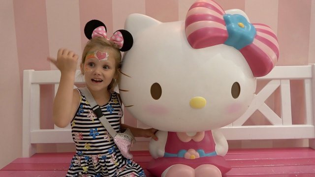 Милана гуляет в парке - "ОСТРОВ МЕЧТЫ" Милана в детском салоне красоты- Hello KITTY