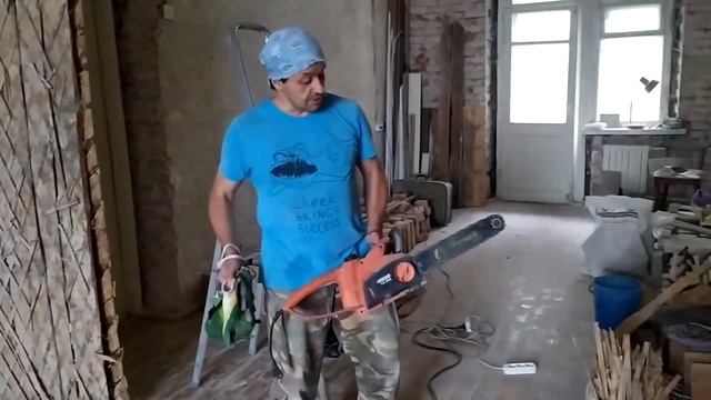 Демонтаж деревянной перегородки со штукатуркой по дранке в сталинке часть 1