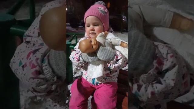 Вечерняя зимняя прогулка на детской площадке