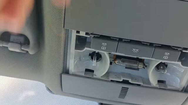 Тех Осмотр: Opel Zafira B Как поменять лампы в переднем плафоне на светодиодные.