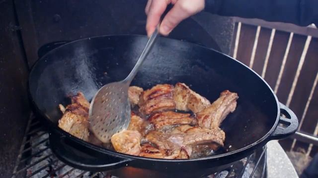 Ребра в казане на костре: лучший рецепт свиных ребер по-кавказски! Мужская Кухня