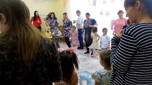 Танец с мамами в детском саду "Хоровод друзей"