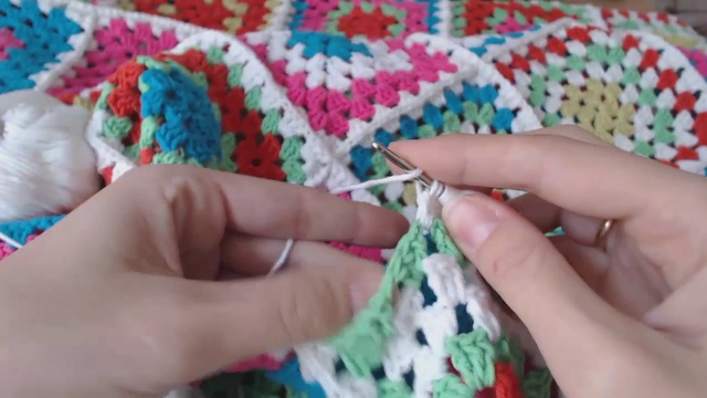 Плед в стиле бабушкин квадрат