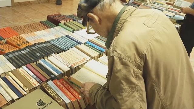 В библиотеке Островского открылась выставка «Книжный развал»