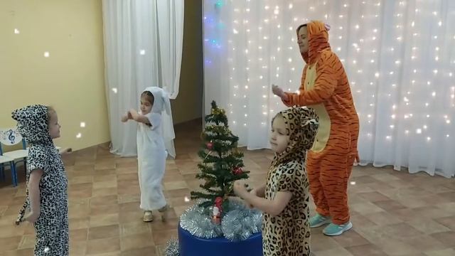 "Пришли на праздник в гости к нам все звери и все птицы..."