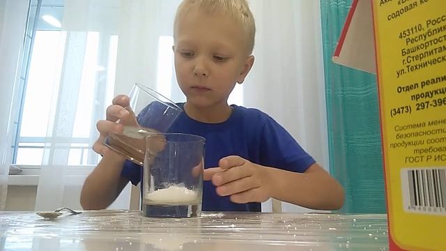 Шипящий опыт с содой и лимонной кислотой!