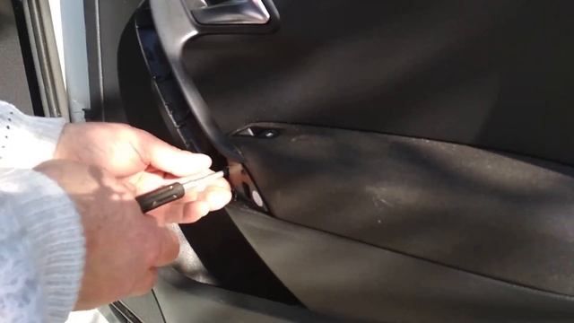 VW Polo Sedan - Как снять обшивку задней двери