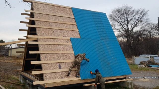 Бюджетный дом Афрейм 6×6 своими руками. Укладка профнастила на крышу