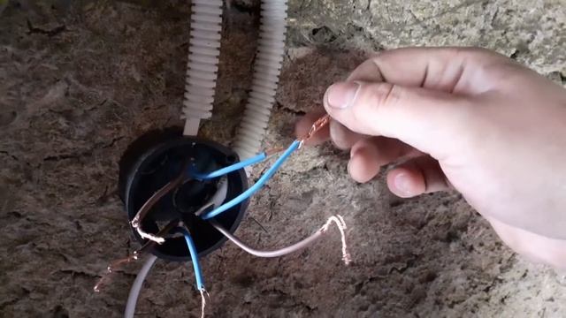 Как подключить лампочку и выключатель в коробке своими руками